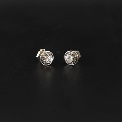 une paire de boucles d'oreilles en diamant sur un fond noir