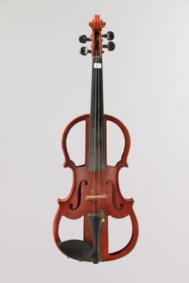 l'image d'un violon suspendu à une ficelle sur un mur blanc