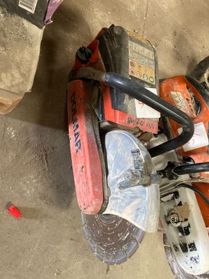 a picture of a chainsaw sitting on the ground