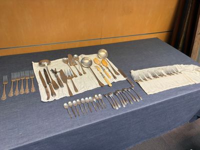 une table bleue sur laquelle se trouvent des couverts et des couverts posés sur la table
