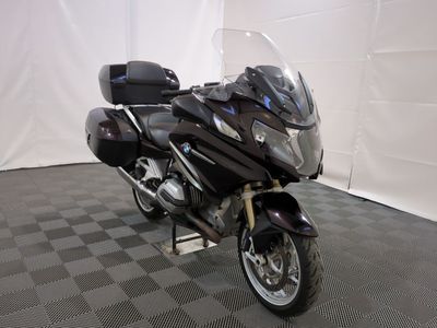 une moto noire garée sur un sol à damier