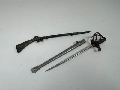 deux types d'armes différents sur une surface blanche