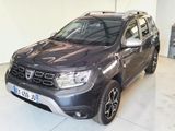 une photo d'une Dacia grise garée dans un garage