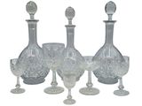 un groupe de verres à vin et une carafe sur une table