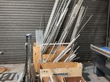 un gros tas d'objets métalliques dans un entrepôt