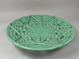 une assiette verte ornée d'un motif décoratif