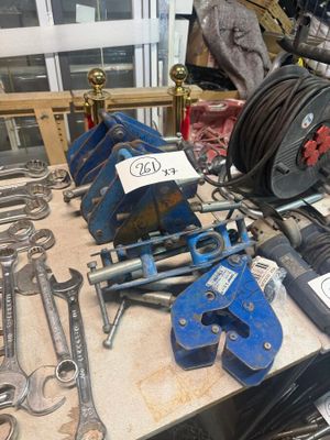 de nombreux outils différents posés sur une table dans une pièce