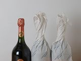 deux bouteilles de vin posées l'une à côté de l'autre sur une table