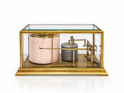 une vitrine en verre avec une horloge à l'intérieur
