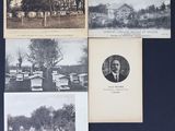 plusieurs vieilles photos en noir et blanc représentant un homme et une femme devant une maison