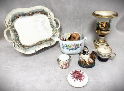 un grand nombre d'objets posés sur une table
