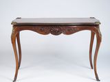une vieille table en bois avec un plateau en marbre sur fond blanc