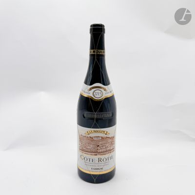 une bouteille de vin posée sur une table blanche
