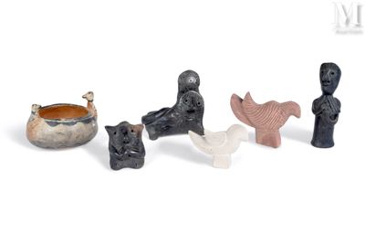 cinq figurines de formes et de tailles différentes posées sur une surface blanche
