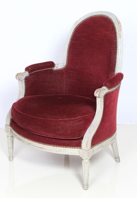 une chaise rouge et blanche posée sur un sol blanc