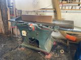 une machine posée sur une table dans une pièce