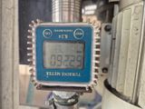 une horloge numérique située sur le côté d'une machine