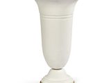 un vase blanc posé sur un socle en bois, sur un fond blanc