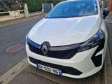 l'avant d'une voiture blanche garée sur le bord de la route