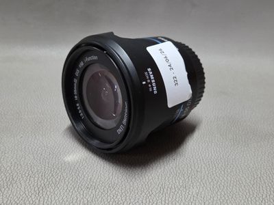 une image montrant un gros plan d'un objectif d'appareil photo posé sur une table