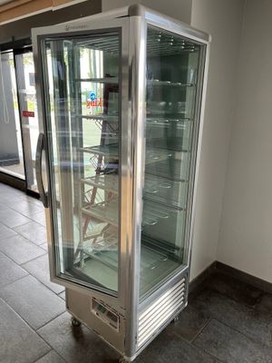 une photo d'un réfrigérateur à porte vitrée dans un magasin