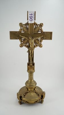 crucifix en laiton orné d'une croix et d'un drapeau