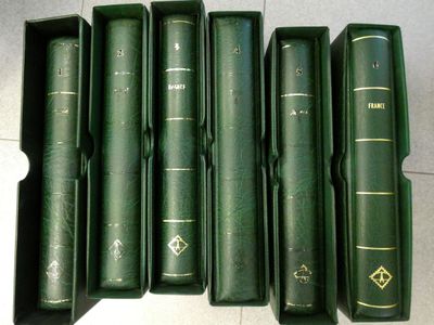 six livres verts sont alignés sur un sol carrelé