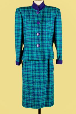 un tailleur-jupe à carreaux bleus et verts sur un mannequin