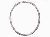 collier à chaîne en argent avec un fermoir, sur fond blanc