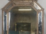 un miroir accroché au mur