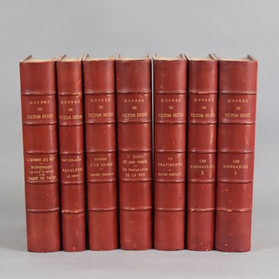 une pile de six livres rouges empilés les uns sur les autres