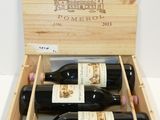 trois bouteilles de vin dans un coffret en bois