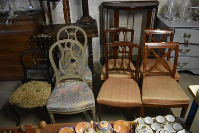 de nombreuses chaises et assiettes sur la table dans la pièce