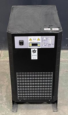 une photo d'une machine noire posée sur un sol en béton