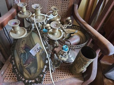une chaise en bois sur laquelle sont posés tout un tas d'objets anciens