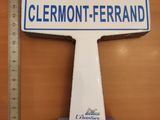 un gros plan d'un panneau de signalisation avec une règle posée devant