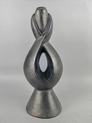 un vase en argent orné d'un motif sinueux