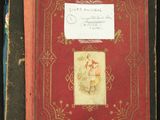 un livre rouge sur lequel figure l'image d'une femme