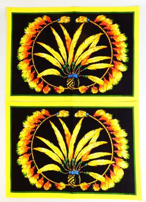 deux tableaux jaunes et noirs représentant des fleurs et des feuilles sur fond noir