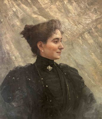 portrait d'une femme en robe noire avec un col orné de perles