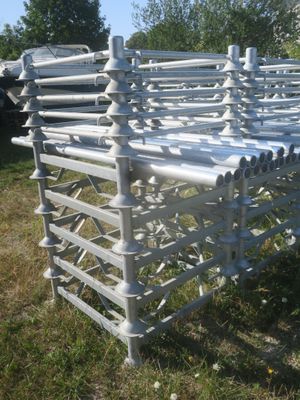 une grande structure métallique posée dans l'herbe