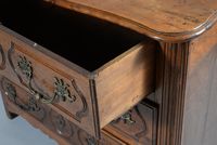 Commode en bois fruitier mouluré ouvrant par trois tiroirs, … (photo 4)
