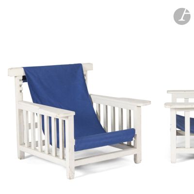 une paire de chaises en bois blanches recouvertes d'un revêtement bleu