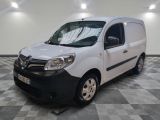 la camionnette blanche est garée sur le sol en damier d'une pièce