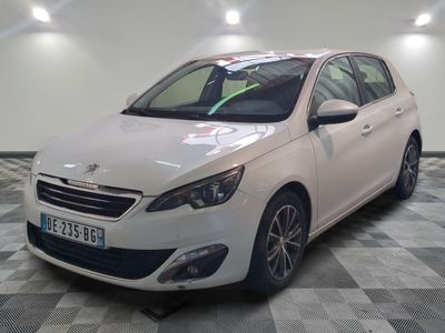 la voiture blanche est garée dans le garage sur le sol en damier