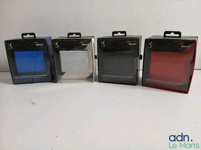 quatre boîtes de manettes Nintendo Wii posées sur une table blanche
