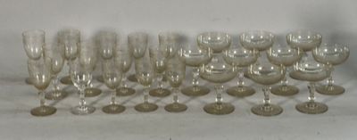 un grand nombre de verres à vin posés sur une table