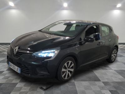 la voiture noire est garée sur un sol en damier dans le garage