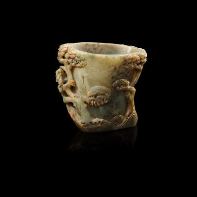 une image représentant une coupe sculptée posée sur une surface noire