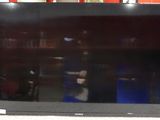 La télévision à écran plat est posée sur la table dans le magasin.